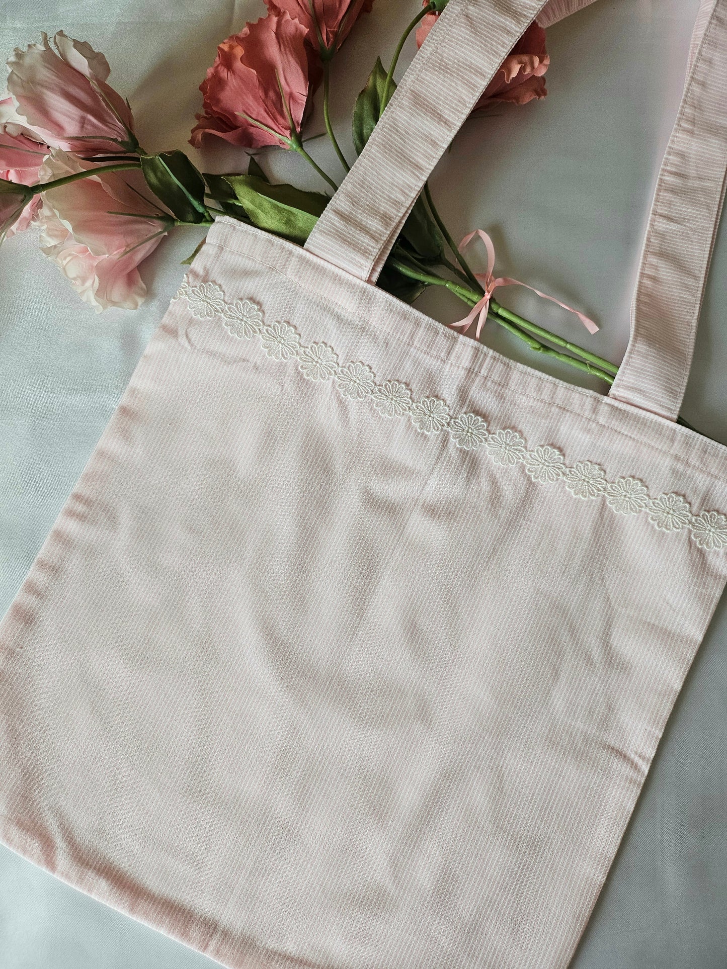 Tote bag avec broderie anglaise