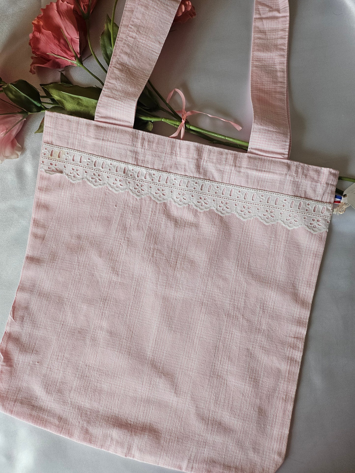 Tote bag avec broderie anglaise