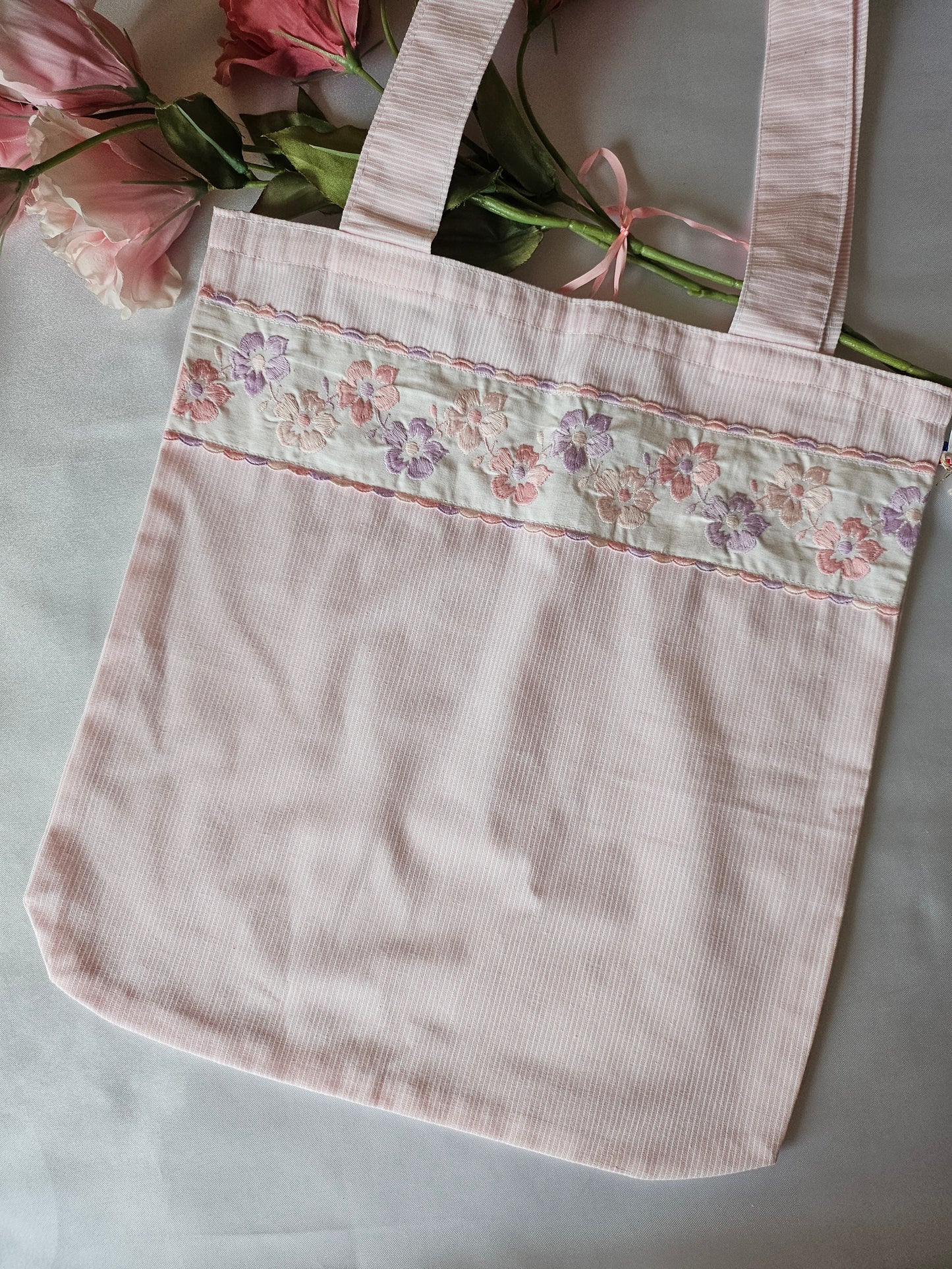 Tote bag avec broderie anglaise